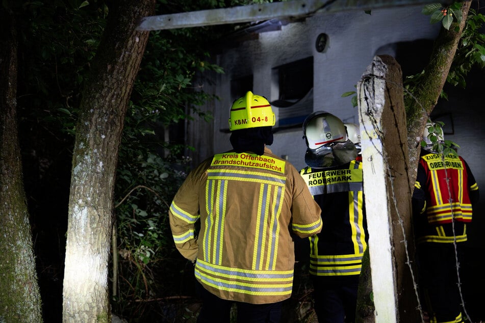 Unbewohntes Haus in Rödermark in Flammen: Wer hat etwas Verdächtiges bemerkt?