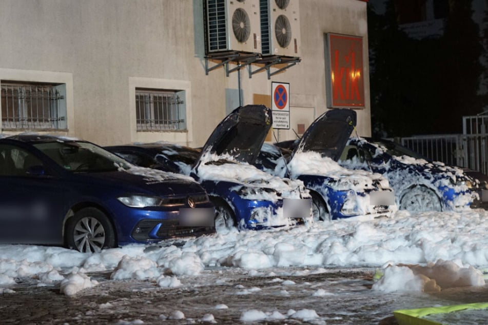 In Döbeln fackelten am Wochenende mehrere Pflegedienst-Autos ab. Haben die beiden jungen Männer etwas damit zu tun?