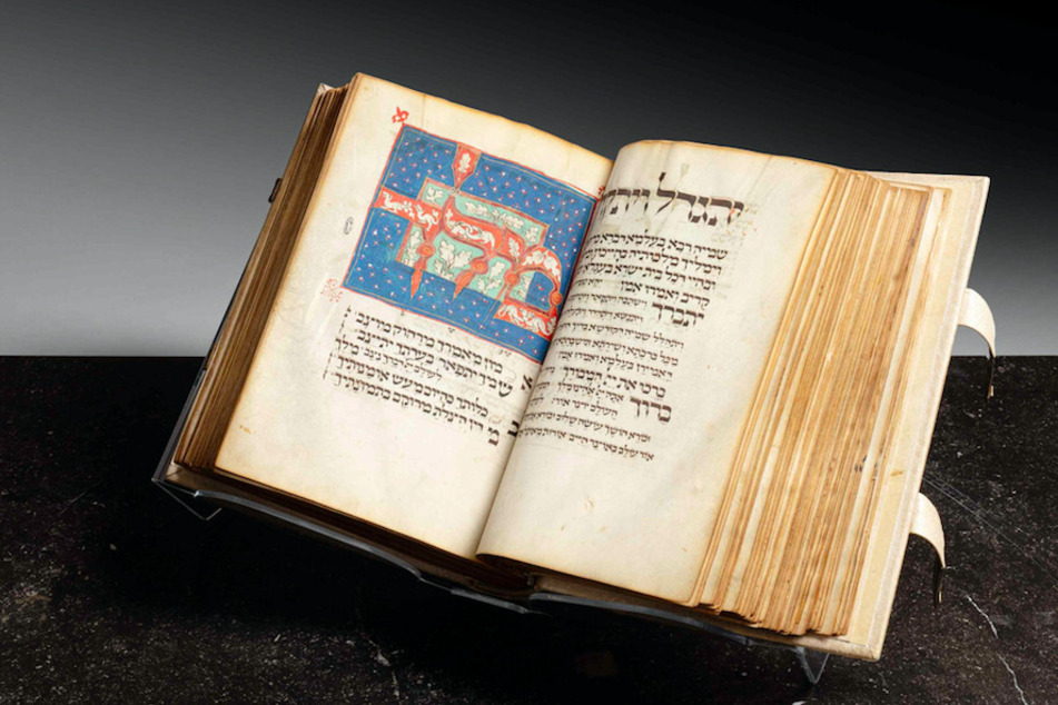 Das "Luzzatto High Holiday Mahzor" liegt aufgeschlagen in einem Buchständer. Das hebräische Gebetsbuch entstand vor rund 700 Jahren im heutigen Bayern.