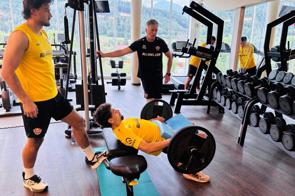 Tim Schreiber (l.) und Ben Bobzien werden von Athletiktrainer Matthias Grahe (h.) betreut.