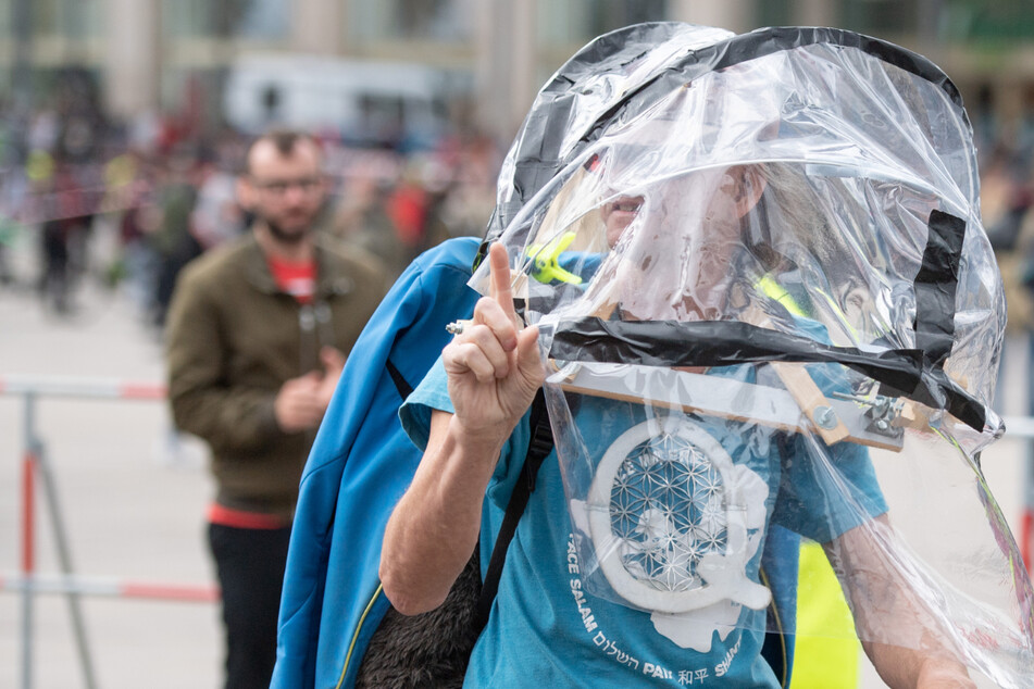 QAnon-Anhänger in Berlin. Greifen die Verschwörungstheoretiker nun doch zum Mund-Nasen-Schutz?