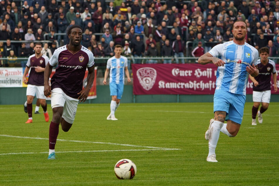 Jan Löhmannsröben (r.) sah früh im Spiel seine fünfte Gelbe Karte und muss nun am Samstag gegen Magdeburgs Zweite zuschauen.