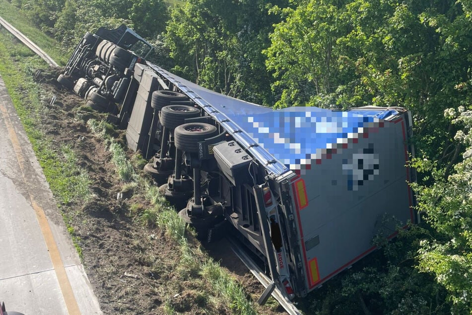 Auf der A2 ist ein Lkw am Nachmittag von der Fahrbahn abgekommen.