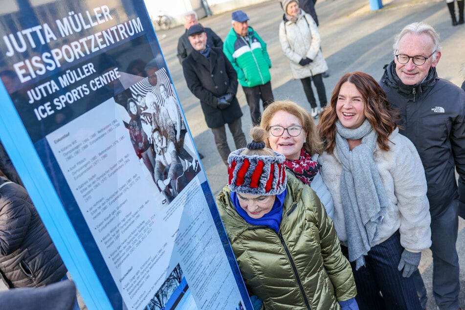 Im Eissportzentrum Küchwald hatten die Chemnitzer Eiskunstlaufstars Gabriele Seyfert, Anett Pötzsch, Katarina Witt und Jan Hoffmann (v.l.) eine neue Info-Stele über ihre verstorbene Trainerin Jutta Müller eingeweiht.