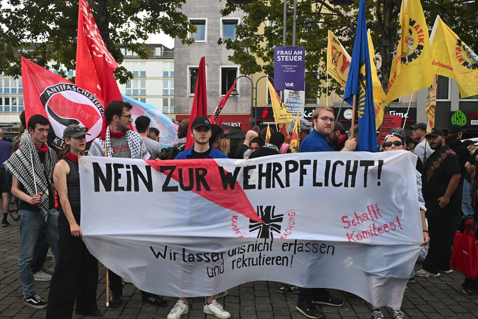Auf den Plakaten stand etwa "Nein zur Wehrpflicht" geschrieben.