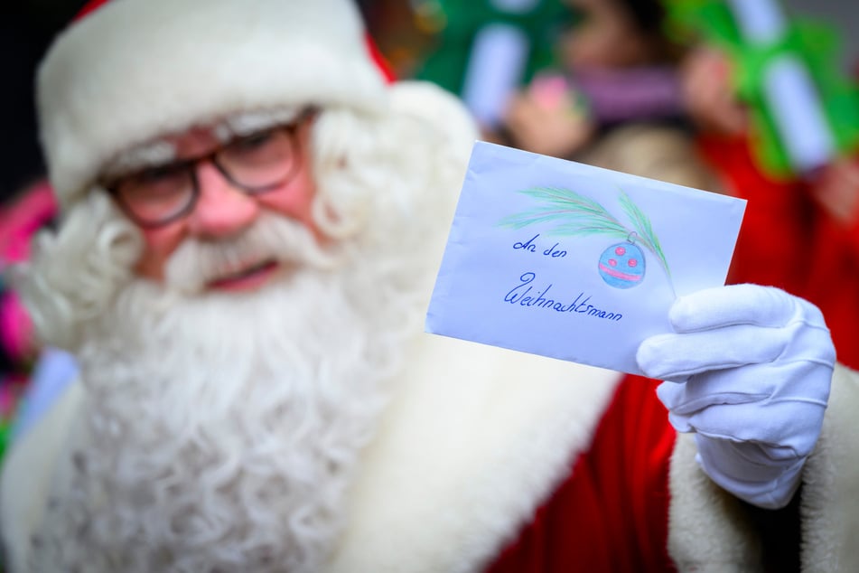 Knapp sechs Wochen vor Heiligabend eröffnet der Weihnachtsmann im brandenburgischen Himmelpfort wieder seine Wunschzettel-Filiale. (Archivbild)