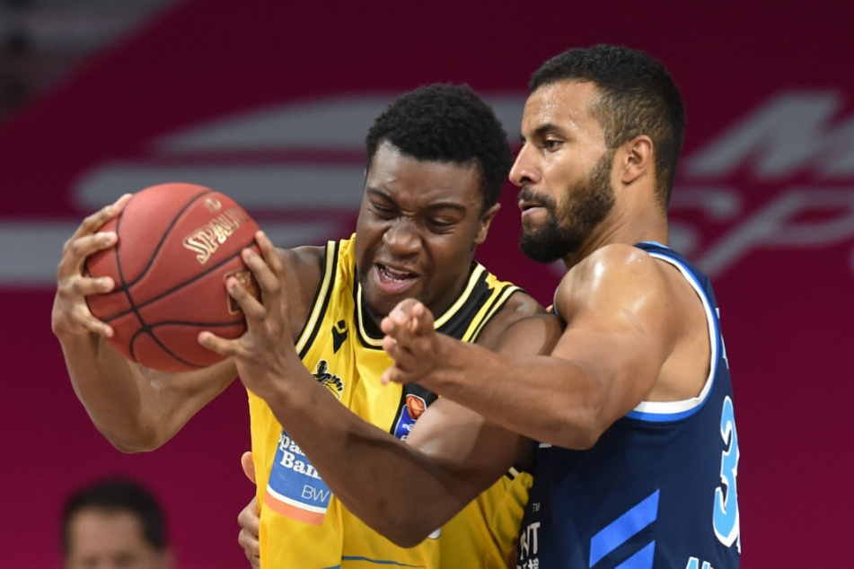 Berlins Johannes Thiemann (r) versucht, Ludwigsburgs Ariel Hukporti den Ball abzunehmen.