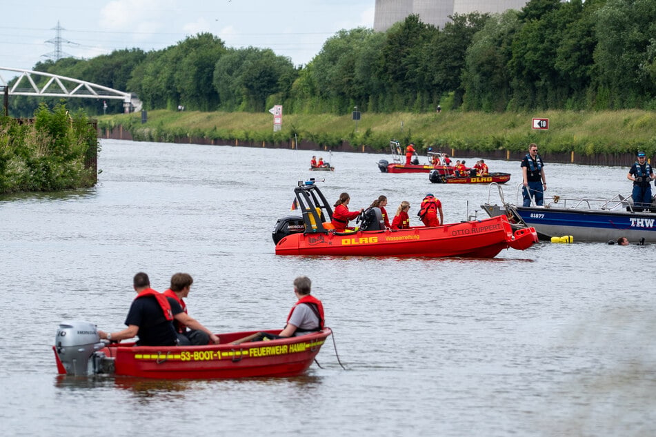 Mysteriöser Unfall in Nordrhein-Westfalen: Auto versinkt im Kanal - Fahrer tot