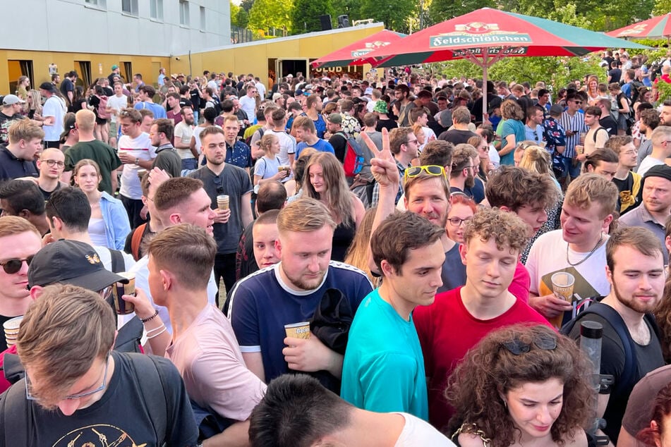 Der Bockbieranstich hat den größten Ausschanktresen in ganz Sachsen mit 16 Zapfhähnen für Feldschlößchen Bockbier am Haupttresen.