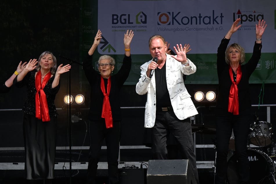 Frank Vonthal (66) präsentierte zusammen mit dem Grünauer Frauenchor den Song für Sachsens größte Plattenbausiedlung.