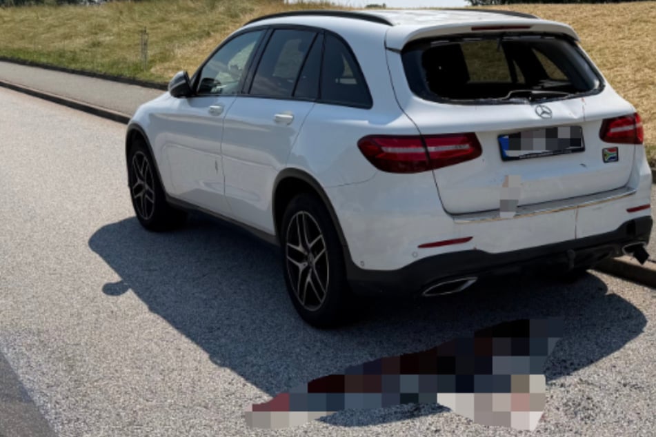 Große Blutspur: Rennradfahrer kracht nahezu ungebremst in Mercedes