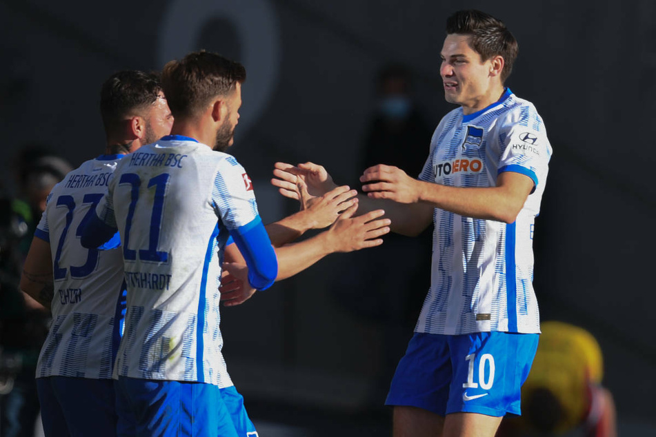 Jurgen Ekkelenkamp (r.) jubelt nach seinem Treffer mit Vorbereiter Maximilian Mittelstädt (24, M.) und Marco Richter (23), der zuvor die Führung für Hertha BSC erzielt hatte.