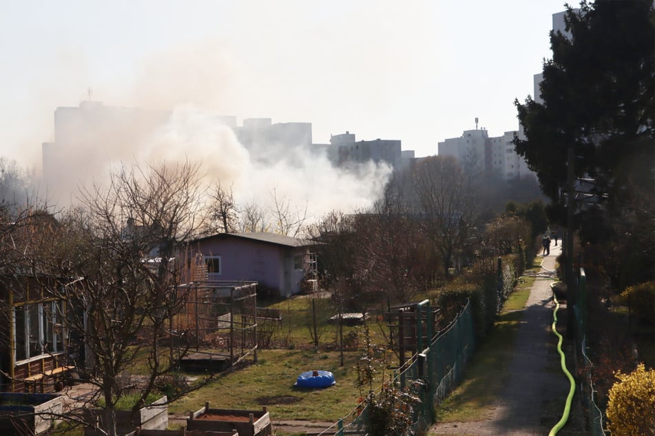 Durch das Feuer in der Kleingartenanlage war viel Rauch zu sehen.