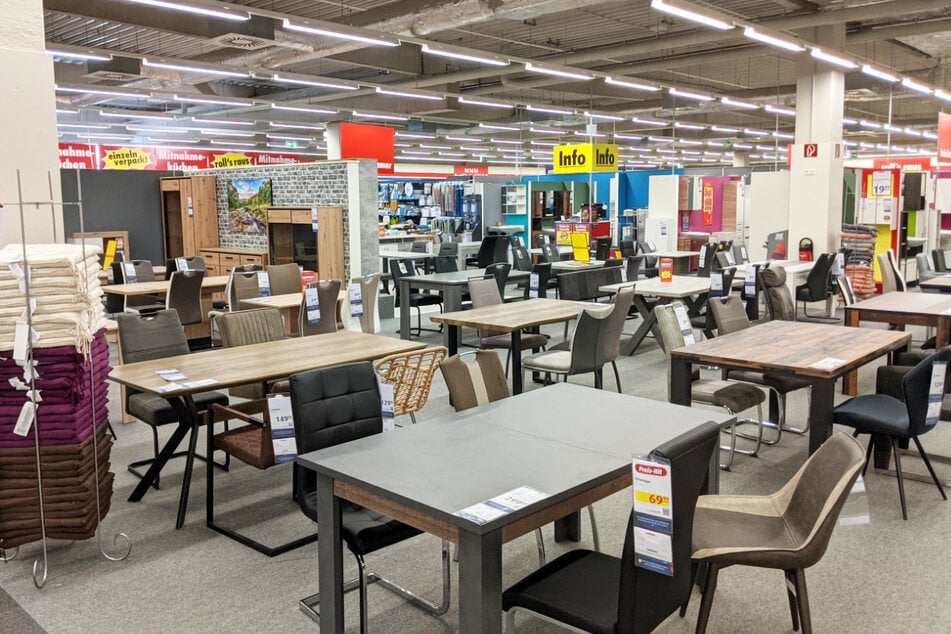 Bei ROLLER in Hamburg-Harburg gibt's am Sonntag (2.11.) unter anderem Rabatte auf viele Möbel.