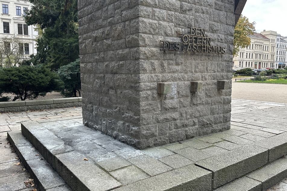Rußspuren vor dem Denkmal am Wilhelmsplatz in Görlitz zeugen noch von der am Donnerstag stattgefundenen Bücherverbrennung.