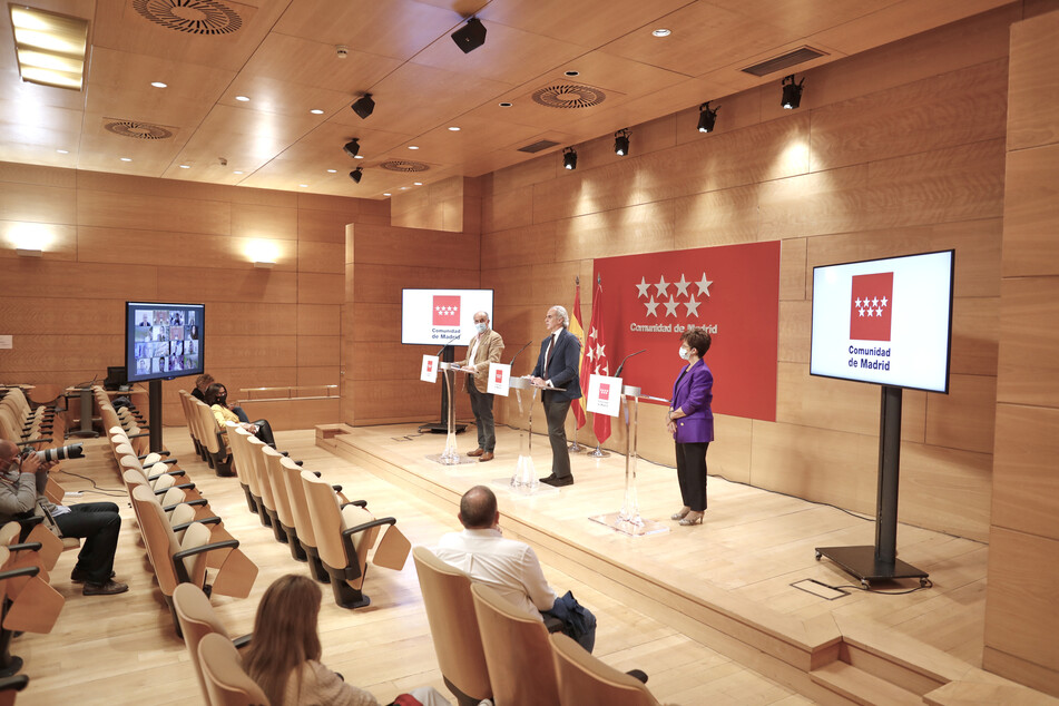 Antonio Zapatero (l-r), stellvertretender Minister für öffentliche Gesundheit und den Covid-19-Plan von Madrid, Enrique Ruiz Escudero, Gesundheitsminister von Madrid, und Elena Andradas, Generaldirektorin für Gesundheit von Madrid, nehmen an einer gemeinsamen Pressekonferenz teil.