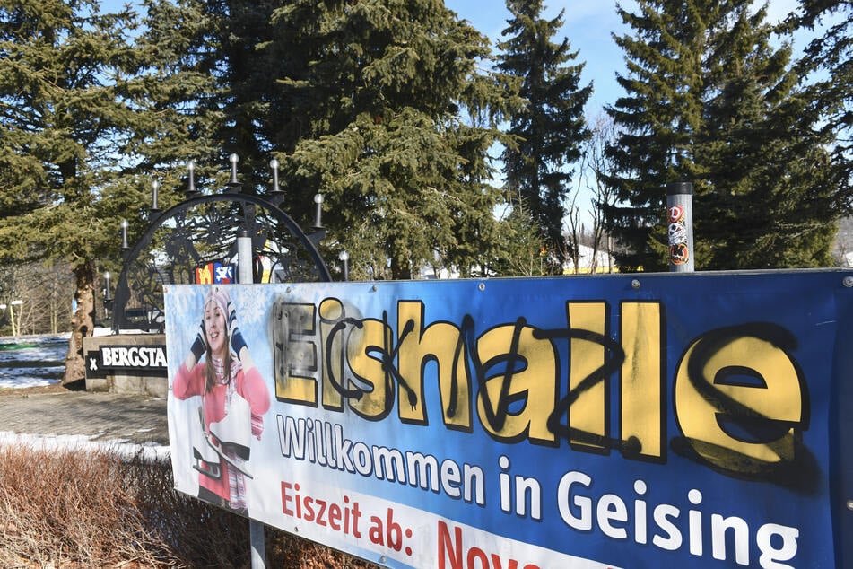 Auf dem Schild war die Schmiererei auch am Dienstag noch zu sehen.