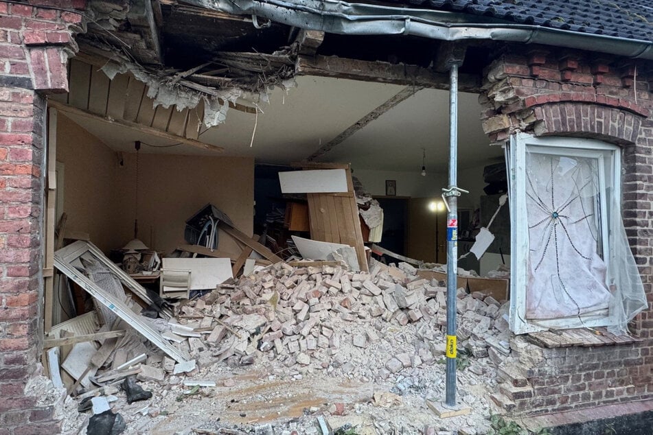 Das Haus wurde bei dem Unfall erheblich beschädigt. Experten müssen nun die Statik des Gebäudes untersuchen.