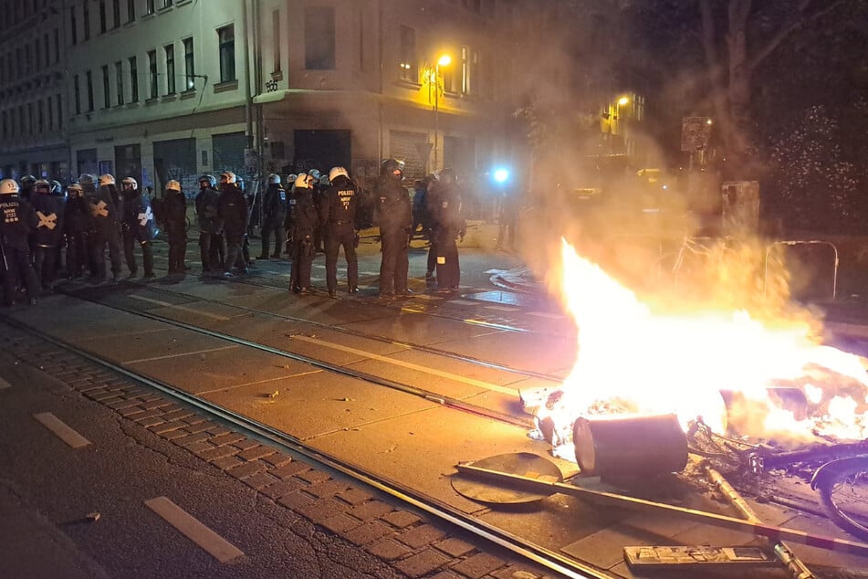 Nach der Demo am Alexis-Schumann-Platz gingen in der Nacht wieder in Connewitz Barrikaden in Flammen auf.