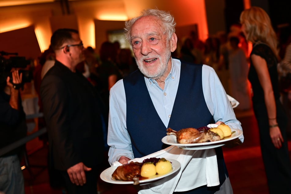 Zu den prominenten Kellnern gehörte auch Dieter Hallervorden (90).