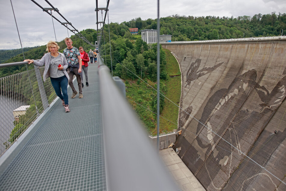 Das Riesen-Kunstwerk ist von der bei Touristen beliebten Hängebrücke über der Talsperre gut zu sehen.