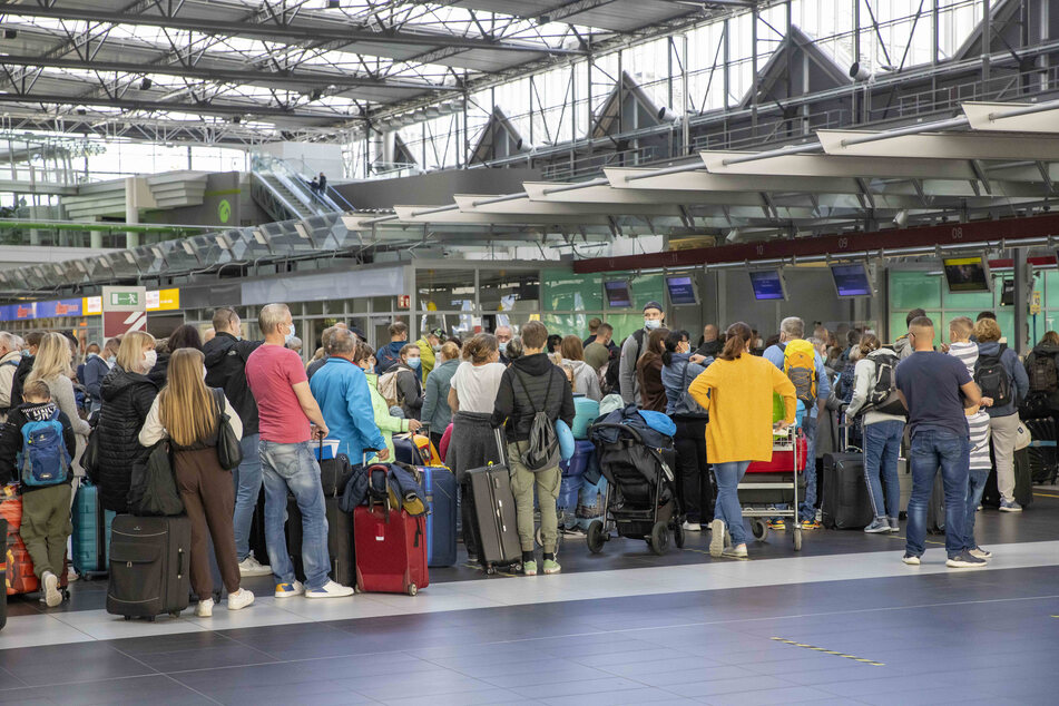 Gedränge beim Einchecken - alle wollten in den Süden: Am Dresdner Flughafen hoben Samstag zwischen 5.30 Uhr und 12.35 Uhr fünf Urlaubsflieger ab, zwei davon mit Corendon Airlines.