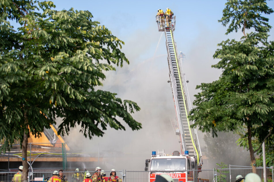 Feuerwehrleute löschen einen Brand in der Jeremia-Kirche in Berlin-Spandau.