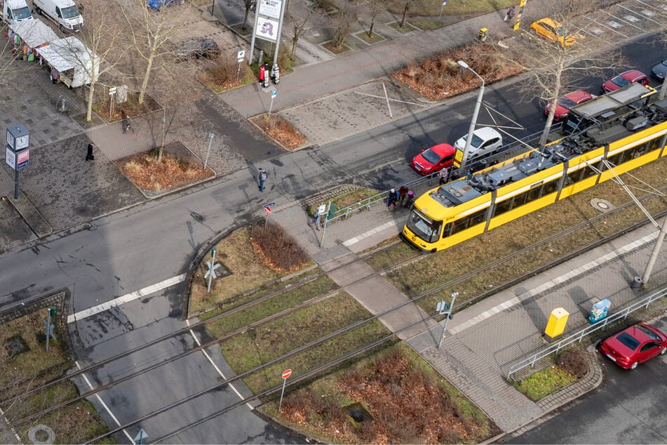 An der Straßenbahn-Haltestelle "Jacob-Winter-Platz" in Prohlis haben sich am Montag unschöne Szenen zugetragen. (Archivbild)