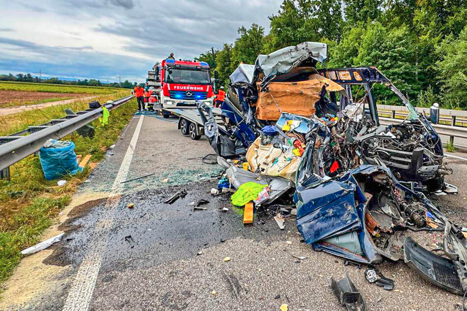 Durch den Aufprall wurde der Transporter stark beschädigt.