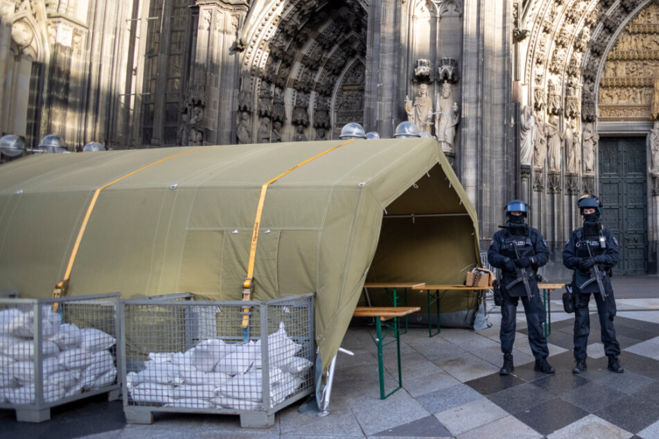 Bewaffnete Spezialkräfte sichern seit einigen Tagen die Gegend rund um den Kölner Dom.
