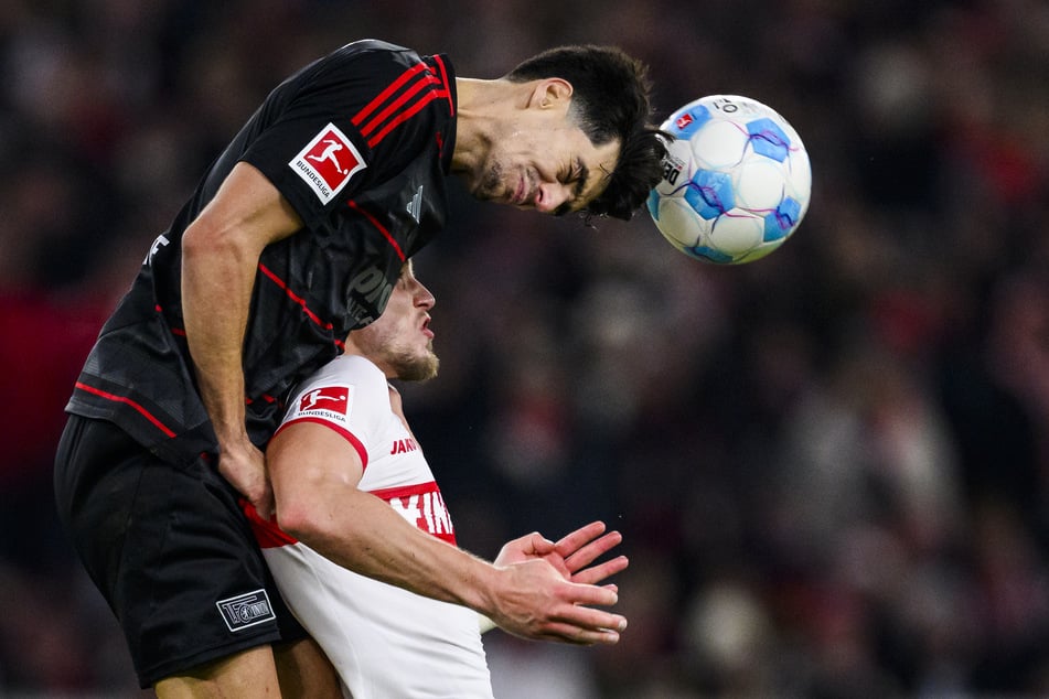 Unioner Diogo Leite (25, l.) kämpft gegen Stuttgarts Ermedin Demirovic (26) um den Ball.