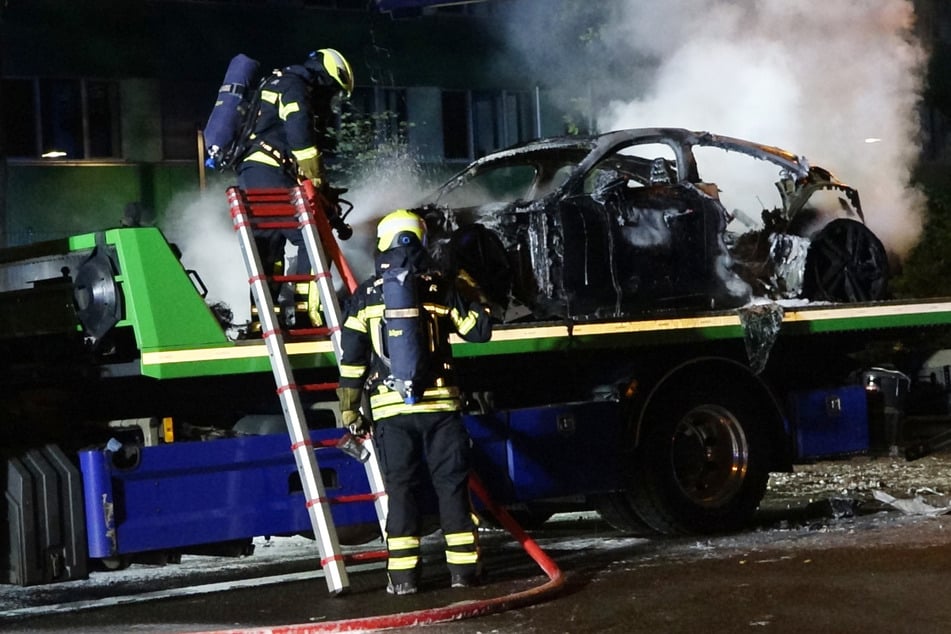 Auf der Marschnerstraße brannte in der Nacht zu Montag ein Audi, als dieser gerade abgeschleppt wurde.