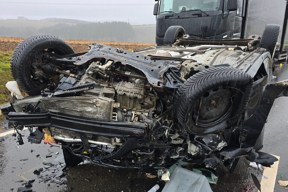 Laut der Polizei wurde der Unfall "höchstwahrscheinlich" durch den Überholvorgang eines Kleintransporters verursacht.