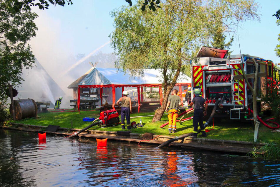 Aus einem nahgelegenen Gewässer schöpfte die Feuerwehr zusätzliches Löschwasser.