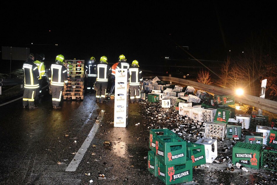 Feuerwehrleute und Polizisten sammelten die verlorene Ladung wieder auf.