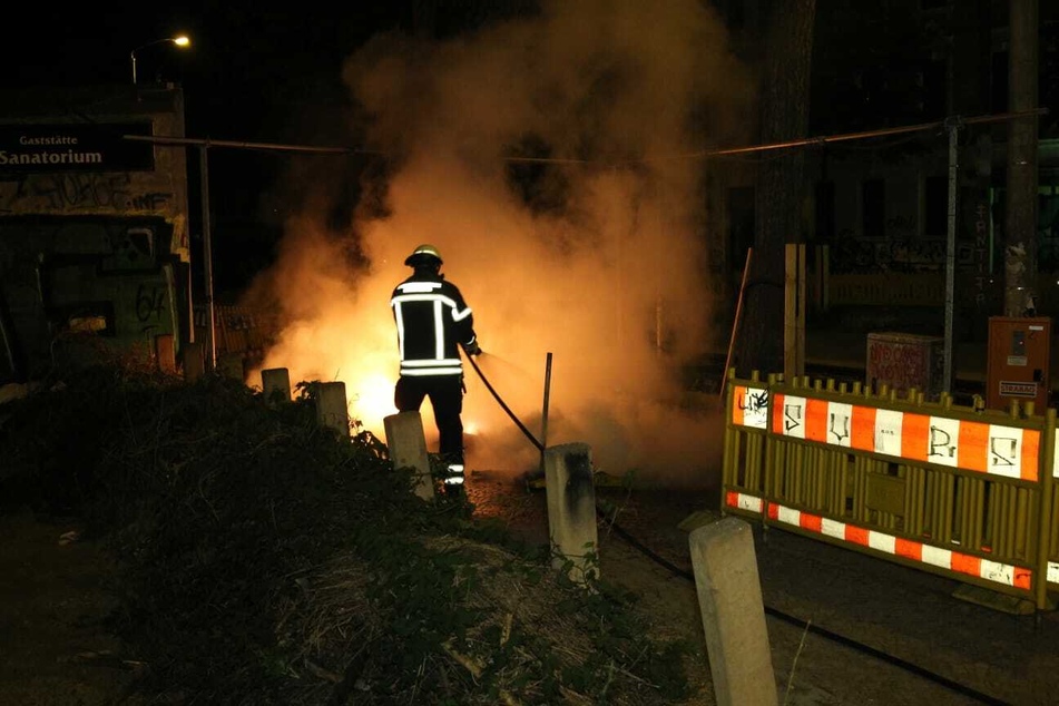 Baustellenabsperrung angezündet: Schon wieder brennt es in Connewitz