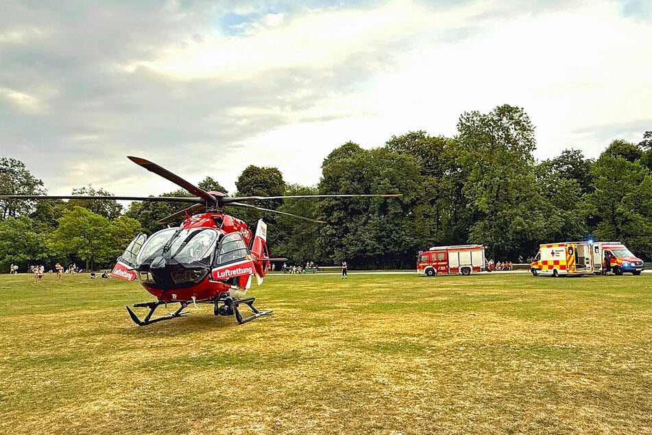 Im Englischen Garten in München landete ein Hubschrauber samt Notarzt.