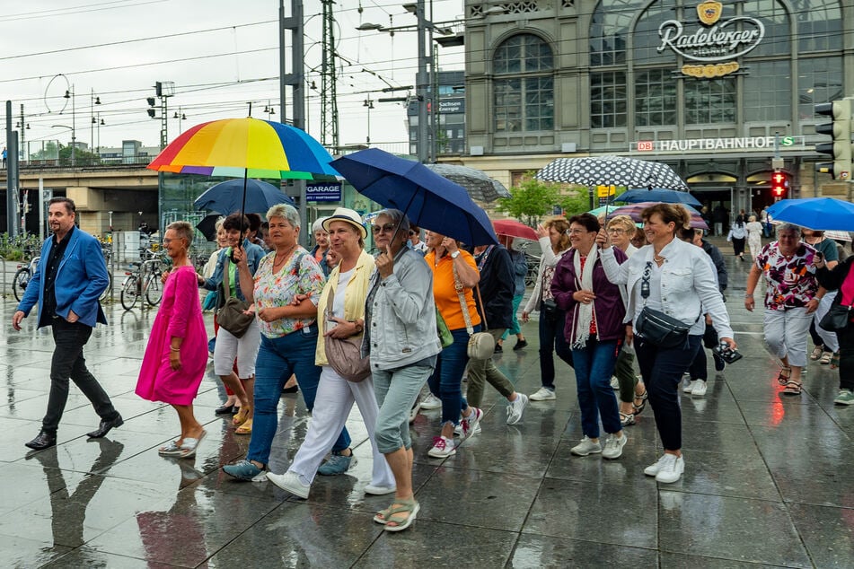 Trotz Regen marschiert die Damengruppe bestens gelaunt vom Bus zum Brautmodengeschäft.