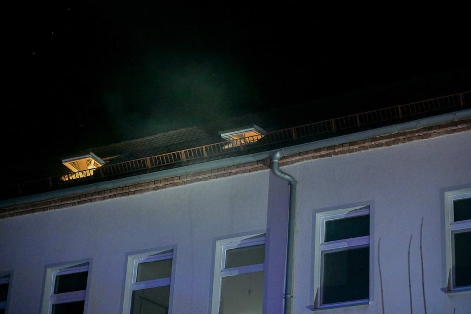 Bei einem Schwelbrand in Löbau wurde eine Person (21) verletzt.