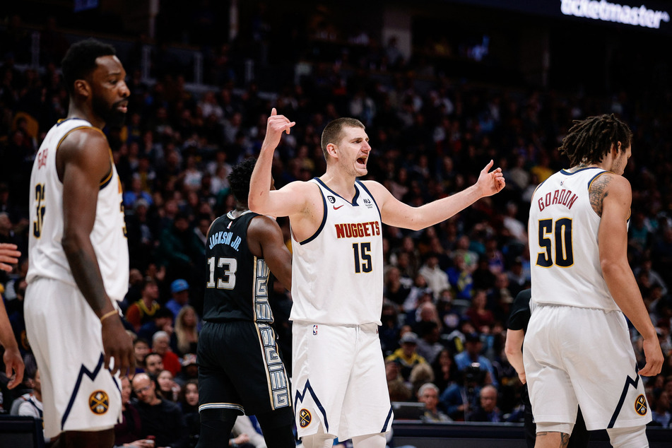 Nikola Jokić (c.) scored another triple-double for the Nuggets in their win over the Grizzlies.