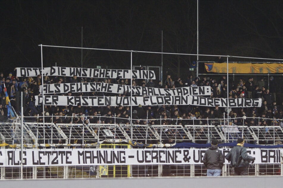Wegen der anstehenden Innenministerkonferenz schwieg die Lok-Fanszene aus Protest zu Beginn. Auf einem Banner war dann unter anderem zu lesen: "Orte, die unsicherer sind als Deutsche Fußballstadien: Der Kasten von Florian Horenburg." - Chemie Leipzigs Tormann.