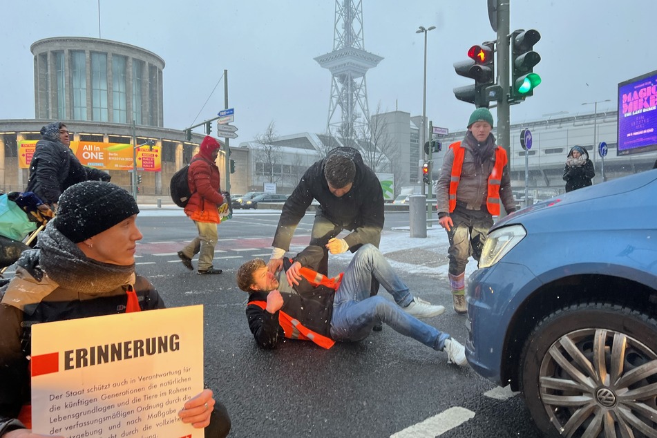 Die Klimaaktivisten der "Letzen Generation" blockieren den Verkehr in Berlin.
