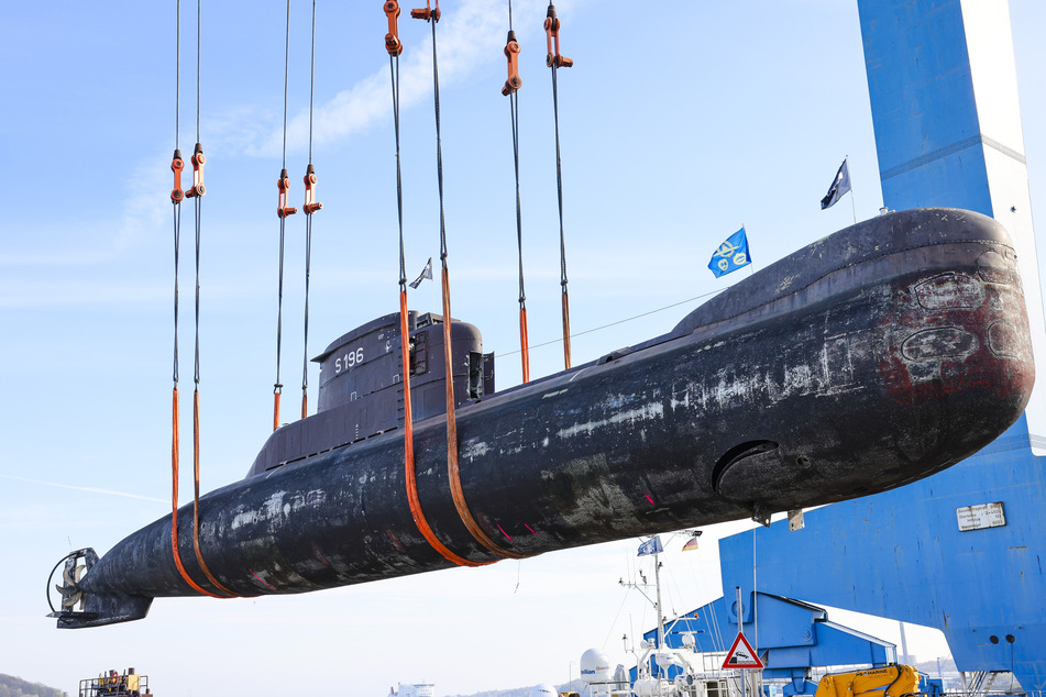 48 Meter lang, 500 Tonnen schwer: U-Boot auf dem Rhein unterwegs!