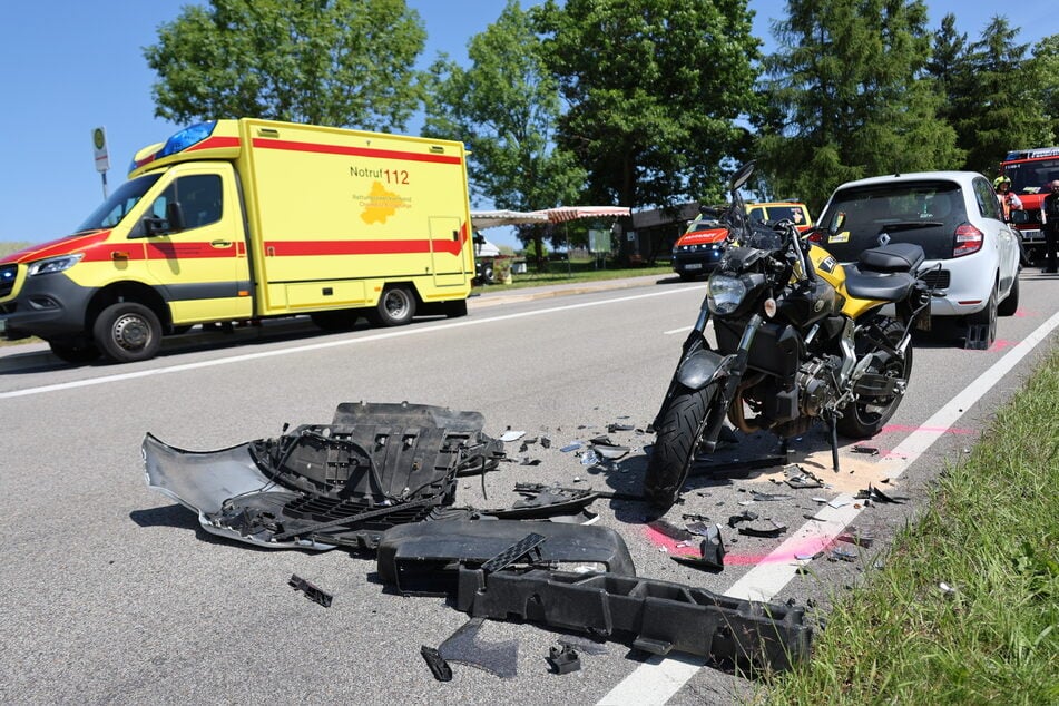 Auf der B169 in Stützengrün (Erzgebirge) stieß ein Renault mit einem Motorrad zusammen. Rettungskräfte waren im Einsatz.