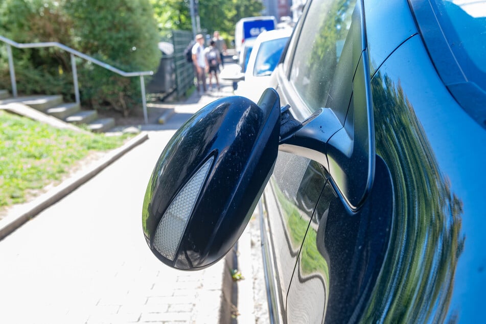 Die Vandalen hinterließen während des Stadtfestes kaputte Seitenspiegel sowie Lackschäden und Beulen an zehn Autos.