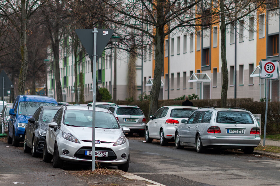 Noch parken Autos in der Uhlichstraße kostenfrei. 2023 sollen hier Parkautomaten stehen (Zone H).