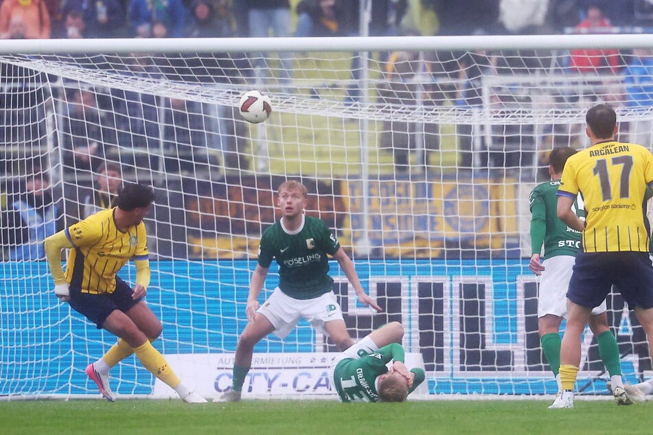 Lok Leipzigs Ricky Bornschein (27) sorgte mit seinem Treffer zum 2:2 gegen Chemie Leipzig gerade noch für einen Punktgewinn.