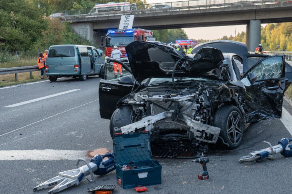 Unfall A73: Mutter und Kinder verletzt: Person stürzt von Brücke und löst schwere Massenkarambolage aus