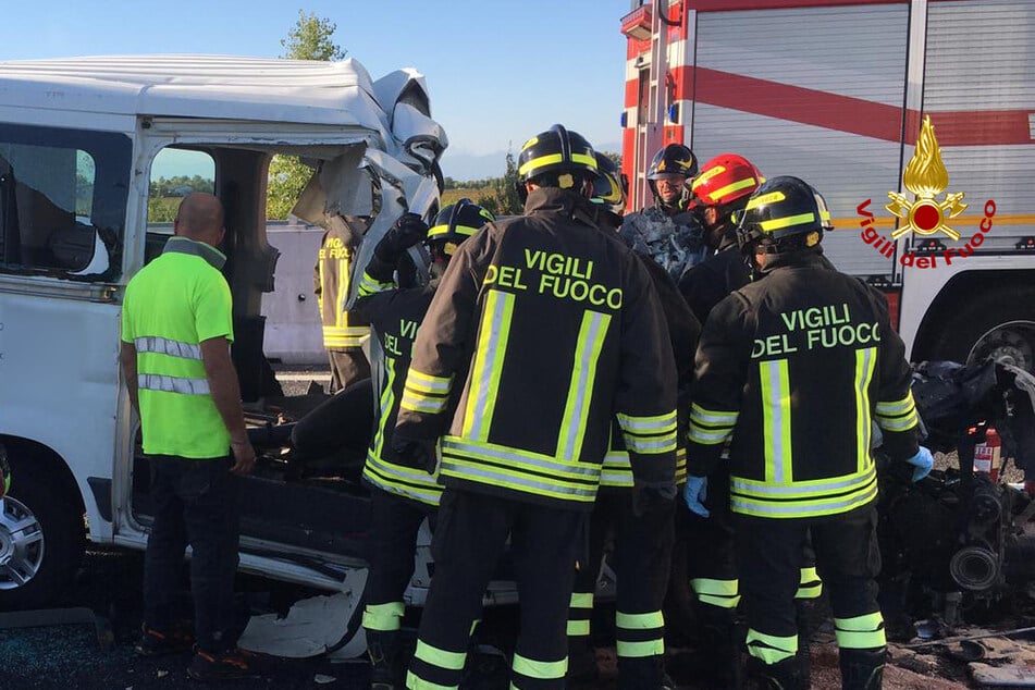 Zahlreiche Feuerwehrleute waren im Einsatz, der am Unfall beteiligte Kleinbus war vollkommen demoliert.