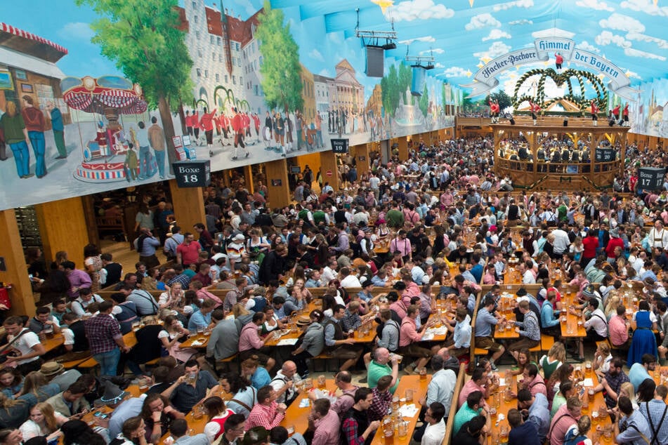 Seit Jahren wehren sich die Oktoberfest-Wirte gegen den Zweitverkauf von Platzreservierungen. (Archivbild)